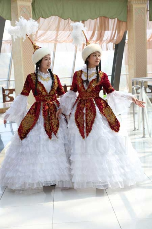 казахские платья с камзолами Казахские костюмы на прокат в Ричтон.